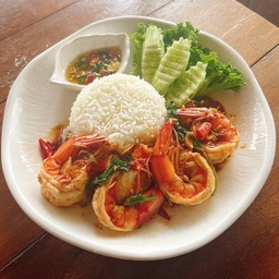 ข้าวกะเพรากุ้งหน่อไม้ดอง