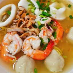 KG01.05 ก๋วยเตี๋ยวต้มยำทะเล 50 กรัม +ลูกชิ้นหมู 3 ลูก