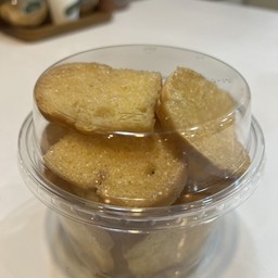 ขนมปังกรอบเนย น้ำตาล ทำใหม่ ๆ  สดจากเตา