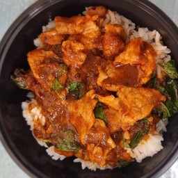 ข้าวผัดพริกแกงหมู