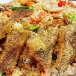 KK01.91 ข้าวผัดปลานิลแดดเดียวทอด 300 กรัม รวม ไข่ 4ฟอง ข้าวสวย 500 กรัมแล้ว  /จานใหญ่