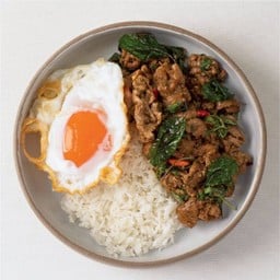 ข้าวราดกะเพราเนื้อน่องลาย ไข่ดาวเป็ด