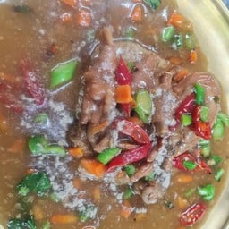 เส้นกรอบไก่ตุ๋นราดน้ำแดง