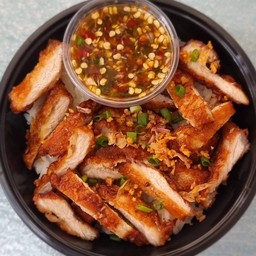 ข้าวหมูทอดกระเทียม (น้ำจิ้มซีฟู้ด)