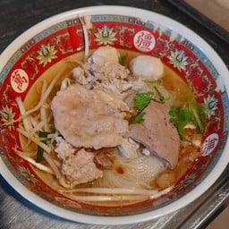 ก๋วยเตี๋ยว โกเด้ง โฮเด้ง เยื้อง ๆ ตรงข้ามเขางู