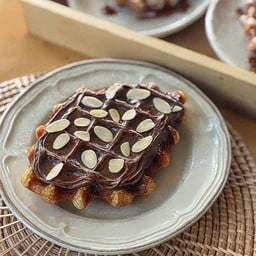 ครอฟเฟิลเนยฝรั่งเศส - นูเทลล่าอัลมอนด์สไลซ์