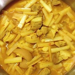 แกงเหลืิองขาหมูหยวกกล้วย ( ใต้แท้ )