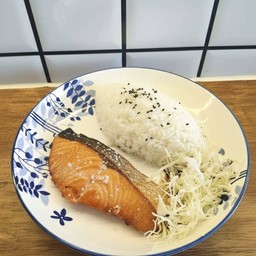 ข้าวหน้าแซลมอนย่างเกลือ