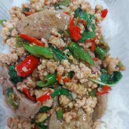 ผัดกระเพราราดข้าว