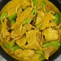 แกงกะทิหมูชิ้นใส่ลูกเหรียง ( เป็นกับ )