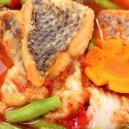 Ki03.88 แกงส้มปลานิลแดดเดียวทอดแล้ว 150 กรัม ผักรวม 100 กรัม