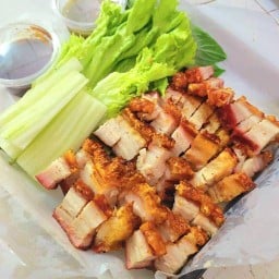 วรรณ-ทิต หมูอบโอ่ง ไส้ย่าง10บาท แยกไฟแดง เรือนจำ