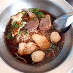 ก๋วยเตี๋ยวหมูน้ำแดง ลุงลองป้ารัตน์