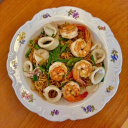 มาม่าผัดพริกขี้หนูสวนทะเล  Mama stir-fried with garden chili and seafood