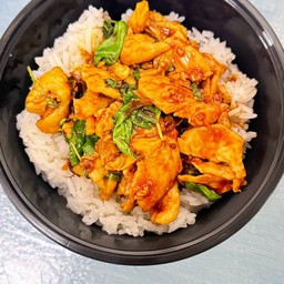 ข้าวกะเพราไก่ชิ้น