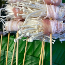หมูสามชั้นพันเห็ดเข็มทอง