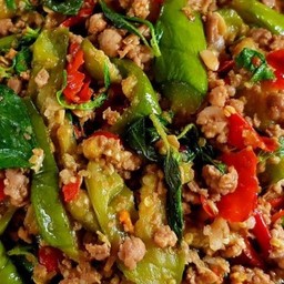 ข้าวหน้ากระเพราหมูสับใส่มะเขือยาว