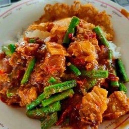 พริกแกงหมูกรอบราดข้าวไข่ดาว