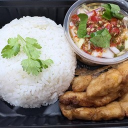 ข้าวราดปลากะพงทอดน้ำปลา