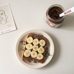 ขนมปิ้งโนเทลล่า + กล้วย