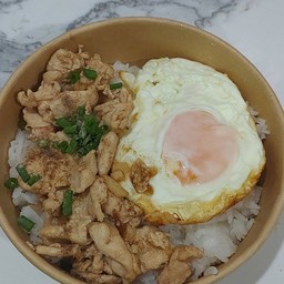 หมูชิ้น กระเทียม ราดข้าว+ ไข่