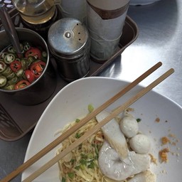 บะหมี่แบน ลูกชิ้นปลารวม