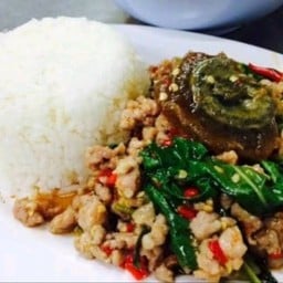 กระเพราหมูสับไข่เยี่ยวม้า