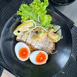 บะหมี่แห้งหมูกรอบเพิ่มเกี๊ยวกุ้ง+ไข่