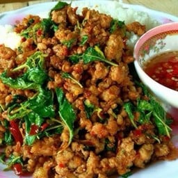 ข้าวราดกะเพราหมูสับคั่วแห้ง
