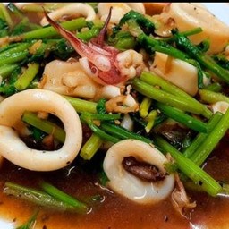 ผัดผักบุ้งปลาหมึก