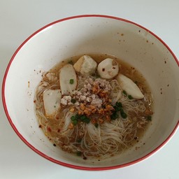 ก๋วยเตี๋ยว ลูกชิ้นแคะ + กระเพาะปลา เฮียหลิว