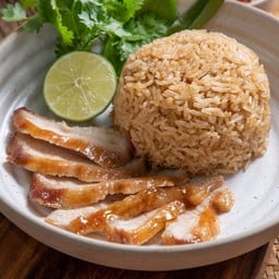 ข้าวผัดคลุกฝุ่น คอหมูย่างนัว จิ้มแจ่ว