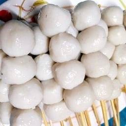 ลูกชิ้นปลากลม ยำฟรี 1 ไม้