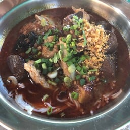 เจ้แหวน ขนมจีนน้ำเงี้ยว ข้าวซอย (สูตรเชียงราย)