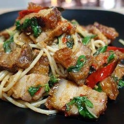 สปาเก็ตตี้ผัดพริกแห้งหมูกรอบ