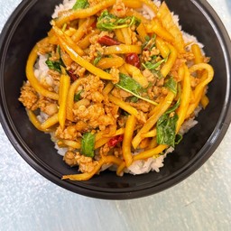 ข้าวกะเพราหน่อไม้หมูสับ