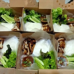 ข้าวเหนี่ยวหมูทอดฟรีน้ำจิ้มแจ่วสุแซ่บ BY MM ฉลองกรุง