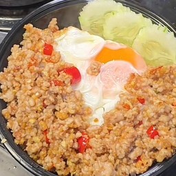 ข้าวหมูสับคั่วพริกเกลือไข่ดาว