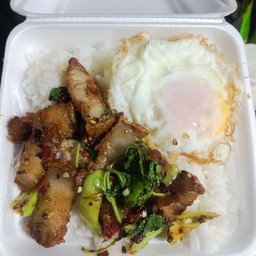 กระเพราหมูกรอบไข่ดาว