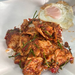 ข้าวราดผัดพริกแกงหมูนุ่ม