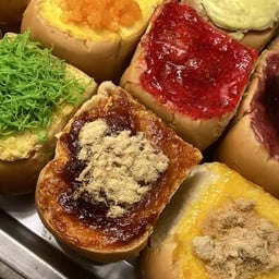 ปังนึ่งไส้ทะลัก รสพริกเผาหมูหยอง