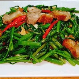 ผัดผักบุ้งหมูกรอบ