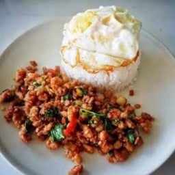 ข้าวราดผัดพริกแกงหมูสับ