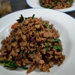 ผัดกะเพรา หมู หรือ ไก่