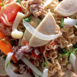 ยำมาม่าหมูสับ+หมูยอ