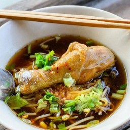 ก๋วยเตี๋ยวไก่ตุ๋น (น่องไก่)