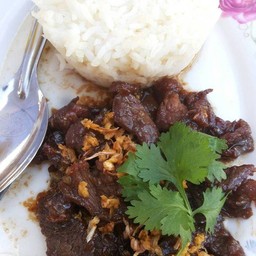 เนื้อทอดกระเทียมราดข้าว Fried Beef With Garlic On Rice
