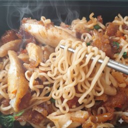 มาม่าผัดกะเพราไก่ทอด