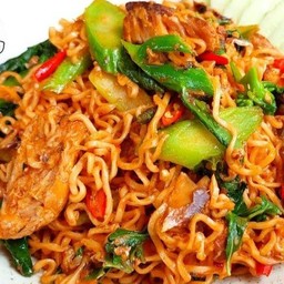 มาม่าผัดปลากระป๋องใส่ไข่