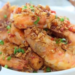 กุ้งแชบ๊วย(กุ้งทะเล)ผัดพริกเกลือ)   Plum shrimp (sea shrimp) stir-fried with salt chilli)